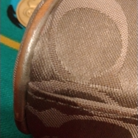 Limited edition coach makeup bag - Picture 3 of 8